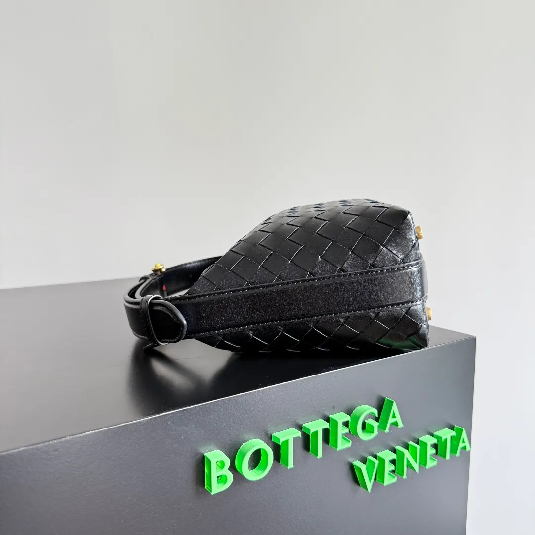 Batch 1880 BOTTEGA VENETA Year of the Snake🐍Limited Edition Wallace's classic Intreccio woven leather lunch bag, equipped with a lifelike golden snake-shaped buckle, playful and smart shape, which means the blessing of the snake. The shoulder strap can be adjusted in length. The shape of the bag evolved from the lunch bag. It has a classic shape and is versatile. The bag capacity is enough to carry mobile phones, keys, cosmetics, etc. during daily commuting and shopping. The limited edition for the Year of the Snake has an extra sense of sophistication and symbolizes the movement of snakes, bringing good luck ~ Style number: 815395 Size: 22*13*9.5cm
